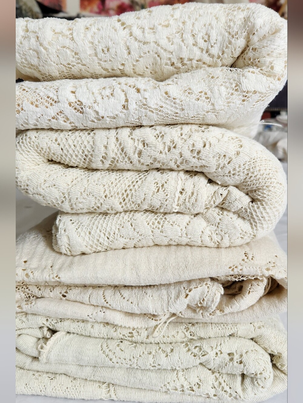 WOW! BUNDLE OF FOUR QUAKER LACE TABLECLOTHS - Picture 2 of 16